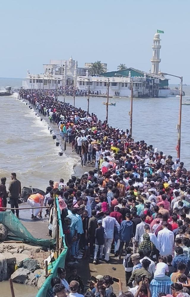 To manage the crowds around 150 volunteers were stationed, the trust said