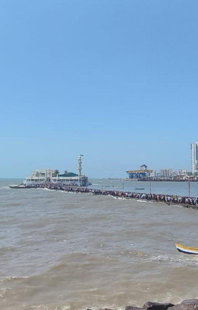 Lakhs visit Haji Ali on Eid