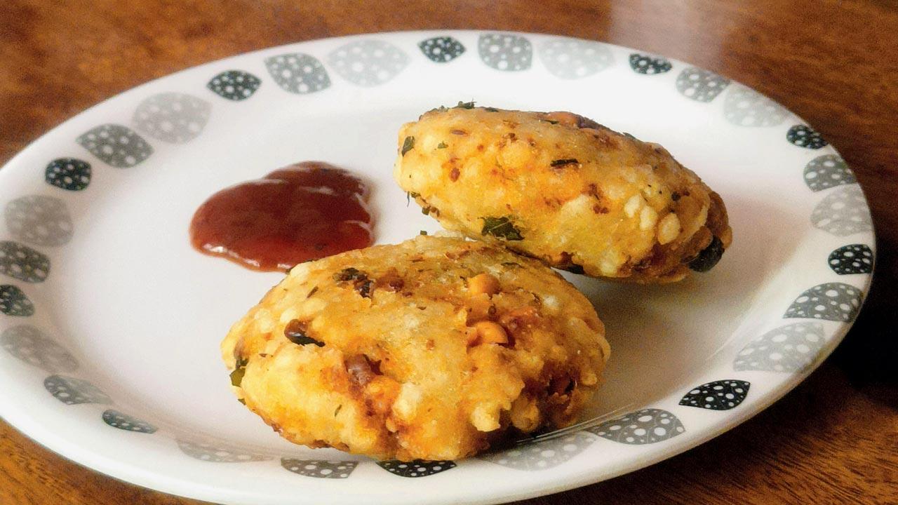 Sabudana vada with sweet chilli sauce
