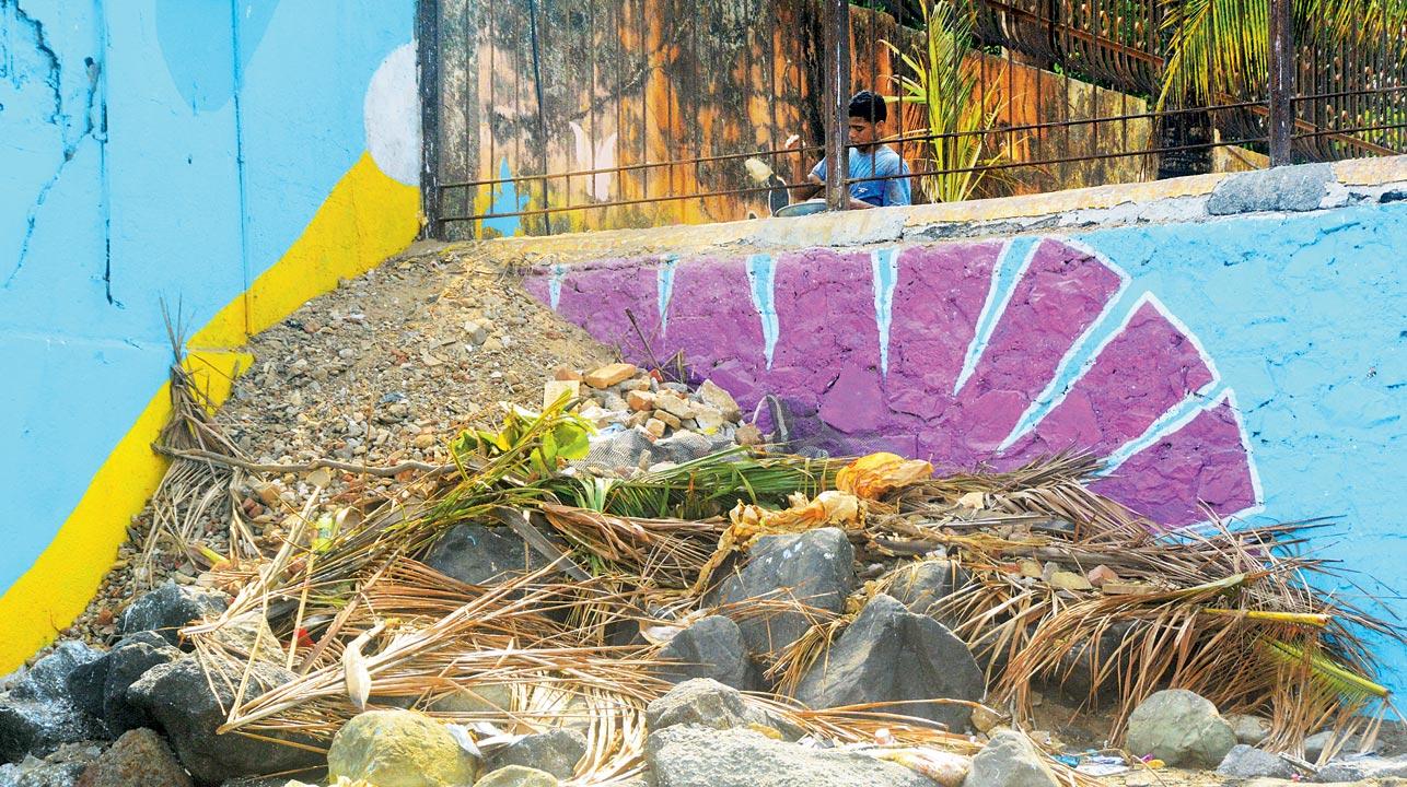 The pile of debris next to the sign along the garden. Pics/Satej Shinde