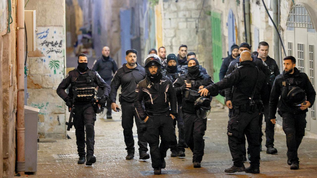 Israel cops shoot man at Jerusalem’s holiest site