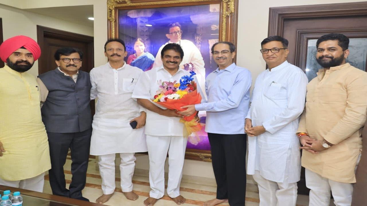Uddhav welcomes Congress general secretary KC Venugopal at his residence