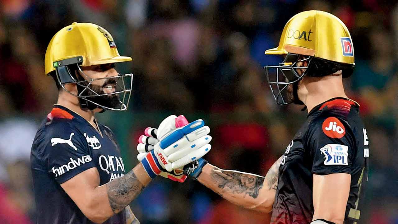 RCB’s Virat Kohli (left) and Faf du Plessis during their 148-run stand v MI on Sunday. Pic/AFP