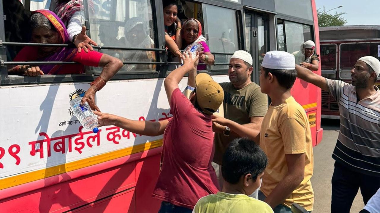 Maharashtra Bhushan Award: Muslims offer water, sweets to attendees