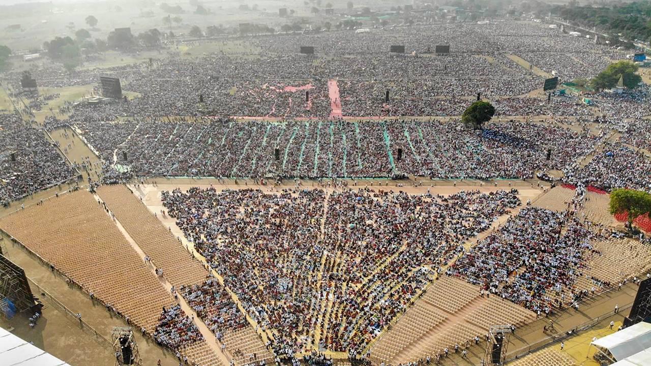 Approximately 8-10 lakh followers of Dharmadhikari had attended the grand function held on a sprawling 306-acre ground in Kharghar. Union Home Minister Amit Shah presented the award, instituted by the Maharashtra government, to Dharmadhikari. Pic/PTI