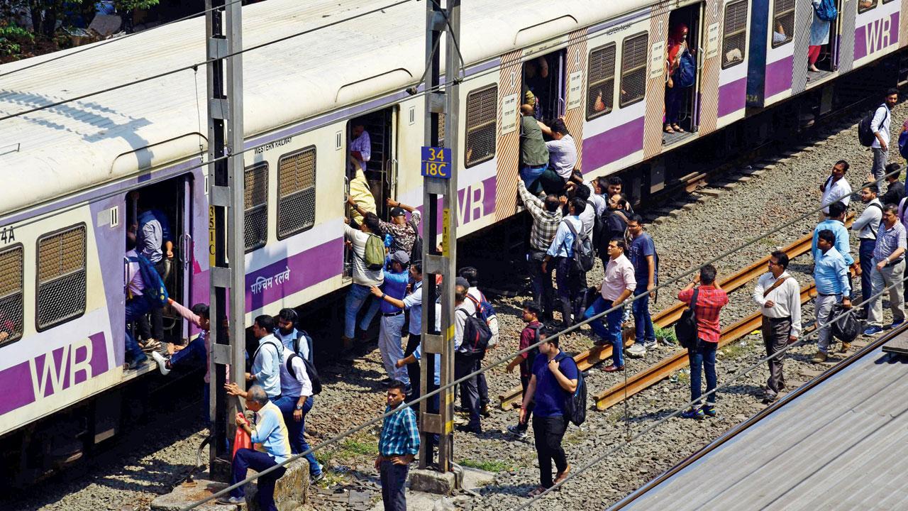 People cross tracks near Borivli. Pic/Nimesh Dave