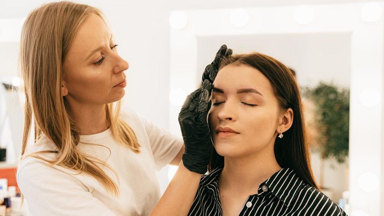 Top 6 Best Makeup Artist Courses In
