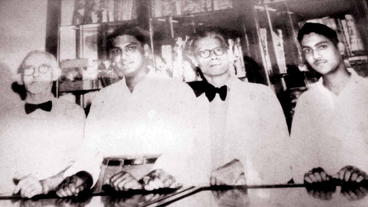 (Second from left) Janeiro D’Souza, the son of the founder of Marosas & Co, with the original owner A Comba (extreme left)