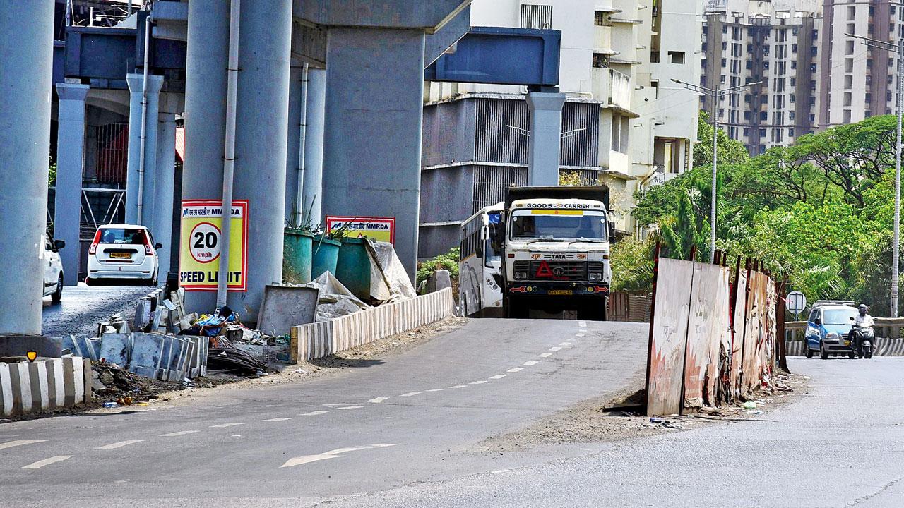 The MMRDA has not yet removed this divider from the road (towards Mira Road). Pic/Nimesh Dave