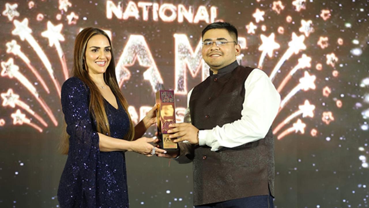 Mr. Prakhar Pranjwal awarded the Brands Impact National Fame Award 2023 by Actress Esha Deol Takhtani