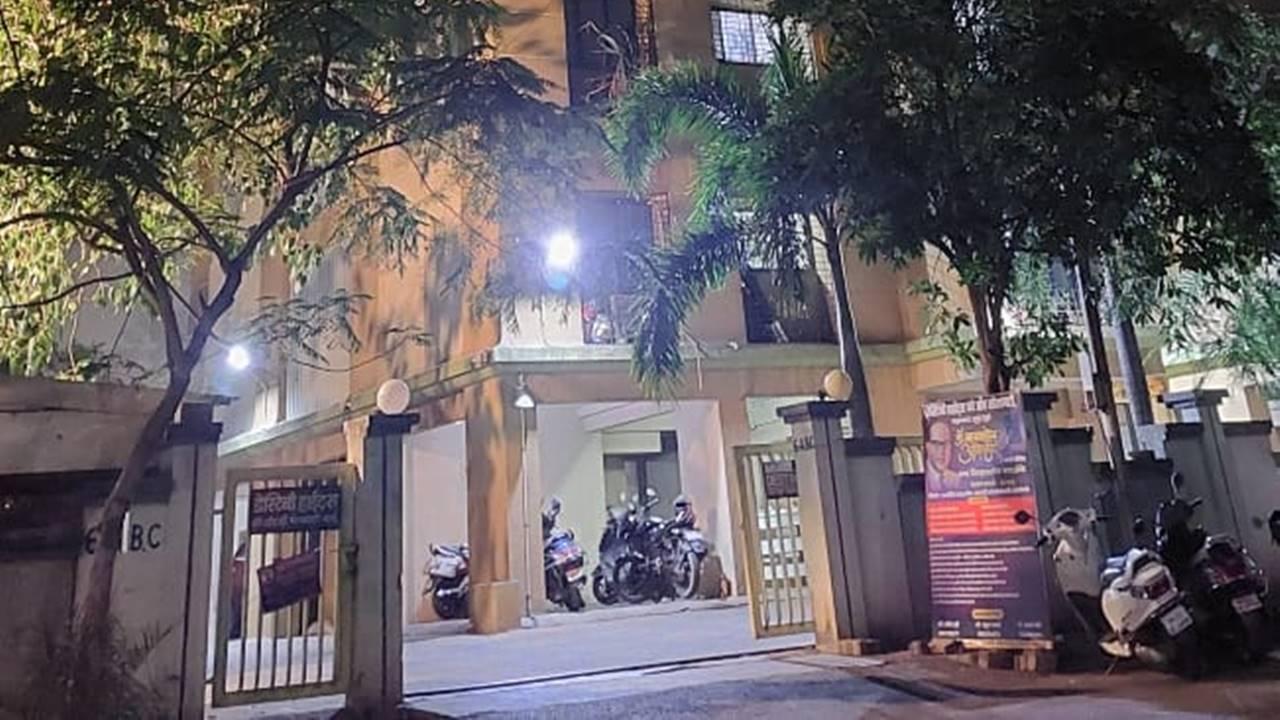Mumbai crime: Man allegedly stabbed wife before hanging himself to death