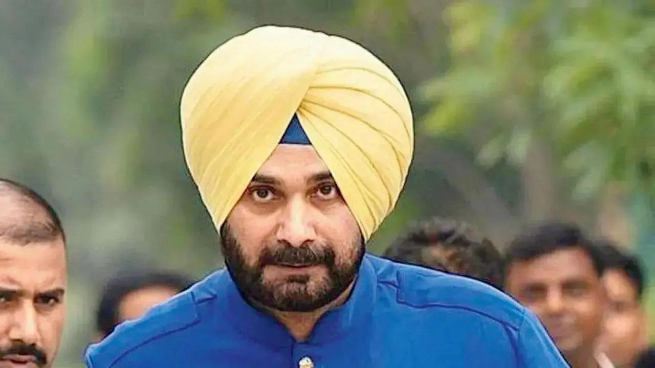 Punjab: FIR lodged after 'security lapse' at Navjot Sidhu's Patiala residence