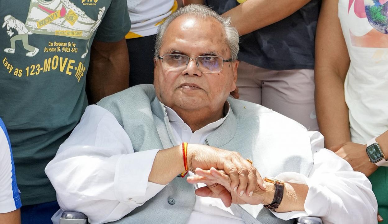 CBI team at ex-JK Guv Satya Pal Malik's Delhi residence