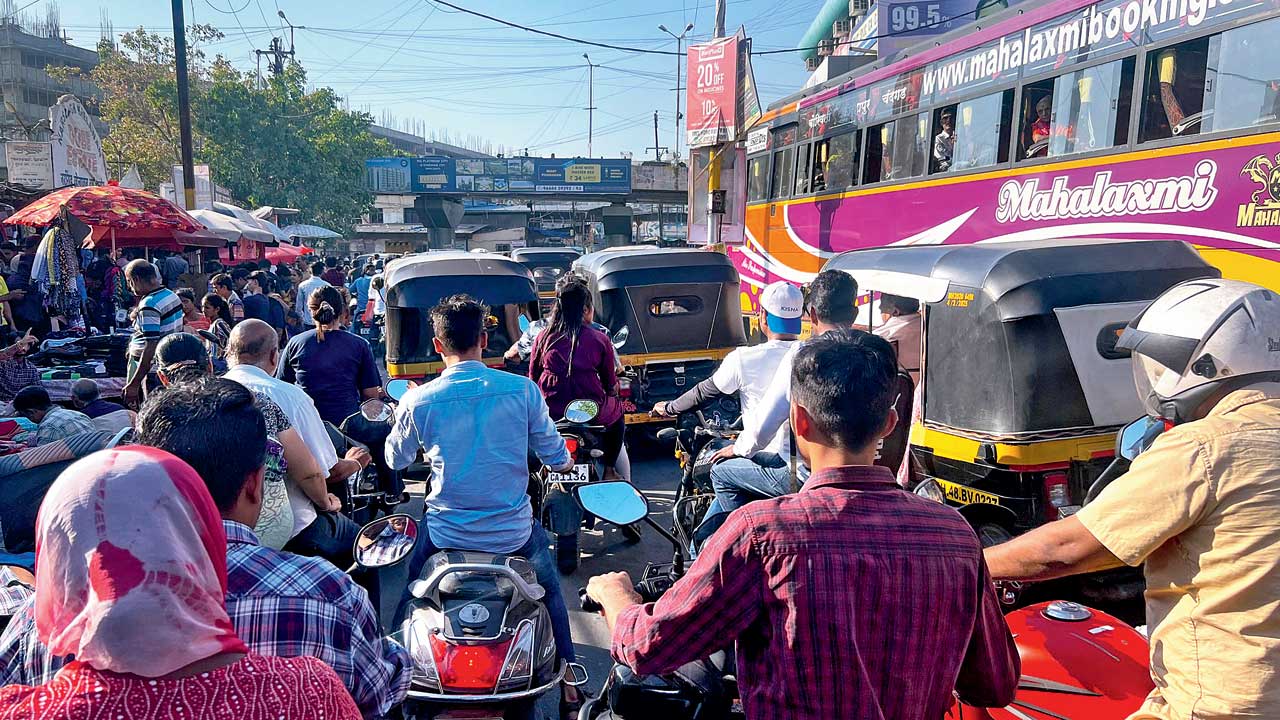 As the area is close to the Nalasopara railway station, there is a traffic jam, especially during peak hours
