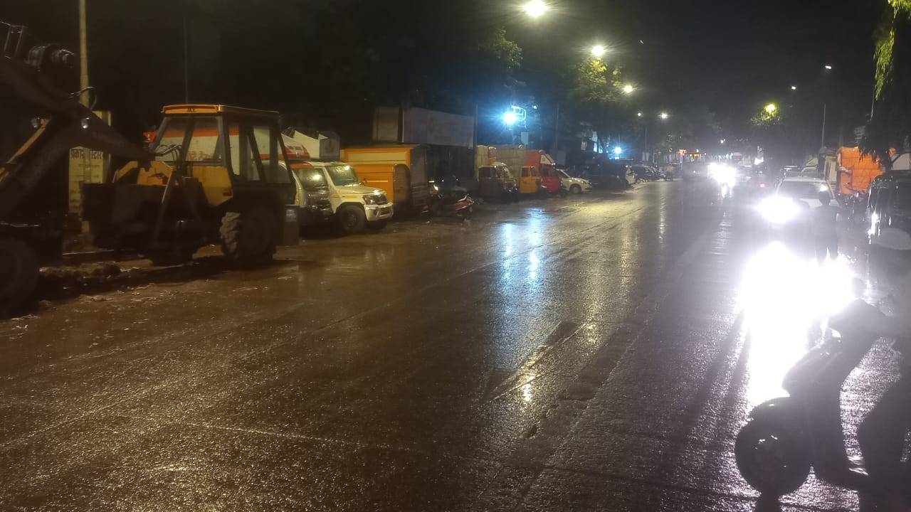 According to some citizens, thunderstorm and strong winds hit parts of Mumbai and as a result, trees and branches fell in some areas like Marol. The tin sheets of some houses were also blown away by the wind in Marol.