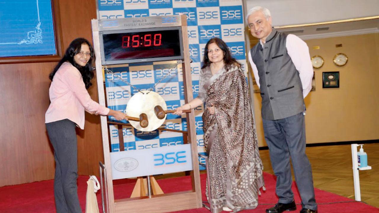 Sonali Sikdar (left) of the Missing Link Trust at the gong ceremony