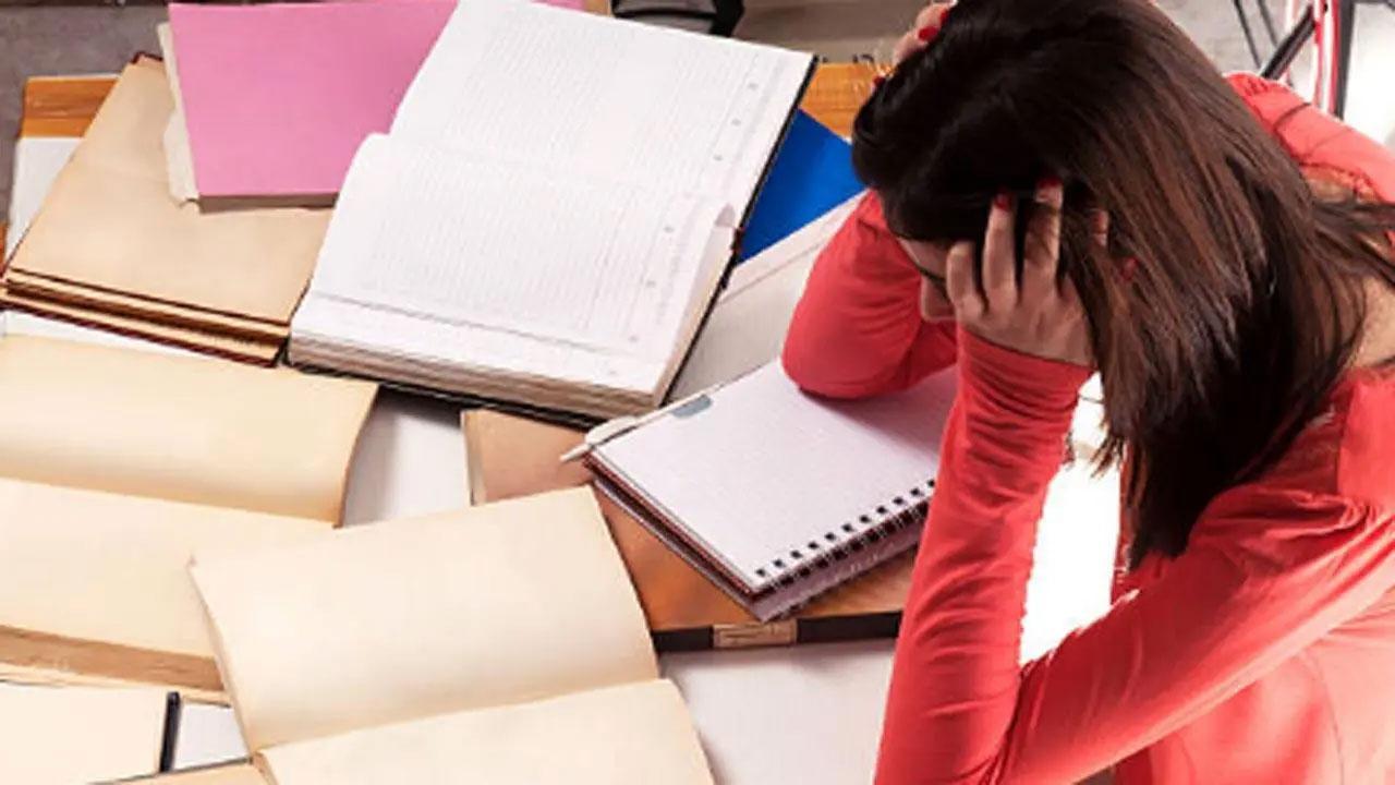 The link between teens' trust on internet information with stress