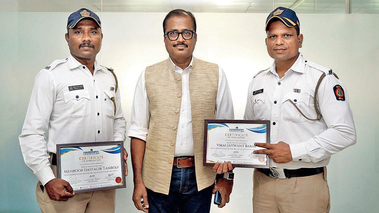 Mumbai: Two police constables felicitated for going beyond call of duty