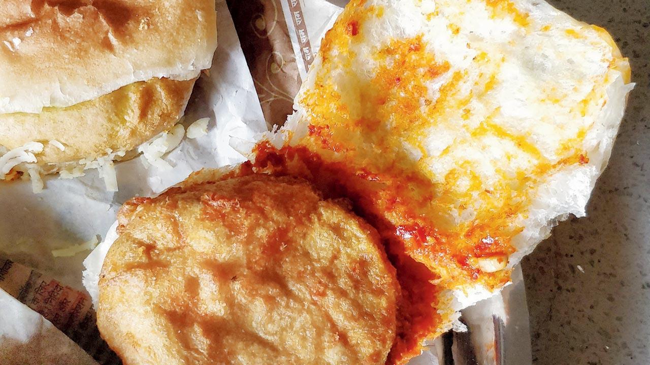 Schezwan vada pav
