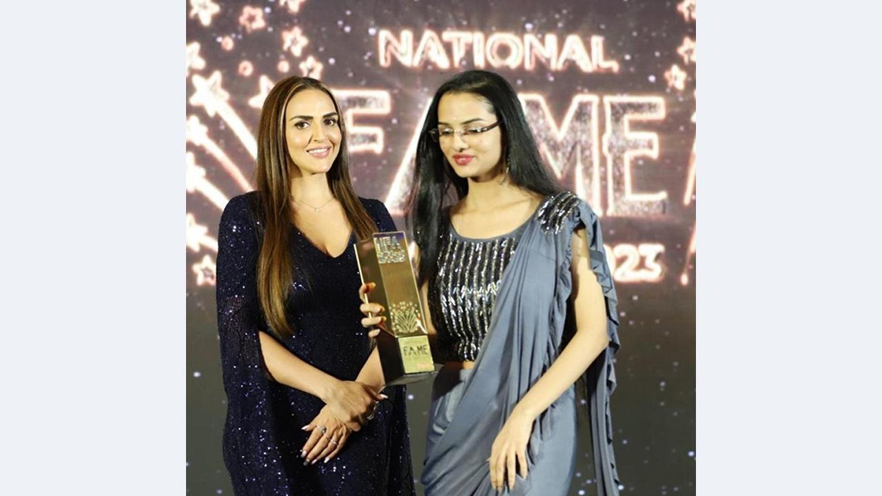 Vaishnavi Lohiya awarded the Brands Impact National Fame Award 2023 by Actress Esha Deol Takhtani