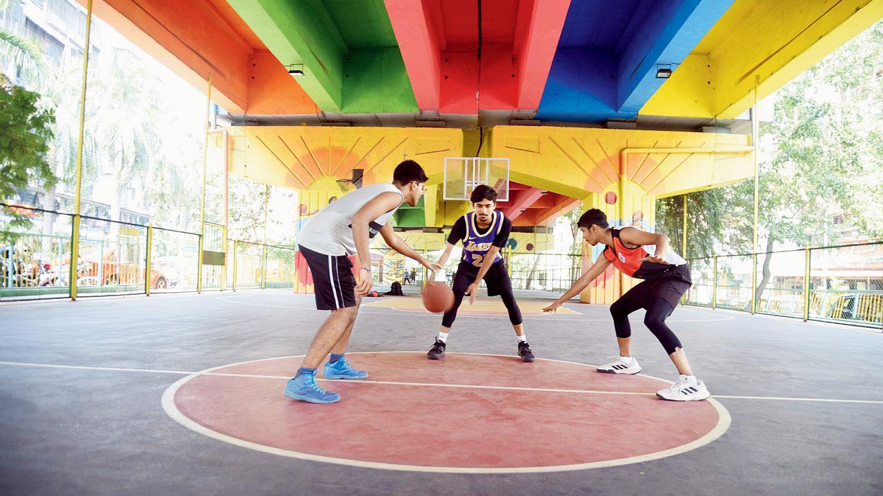 Dunk a basketball at this newly inaugurated court under Sanpada flyover