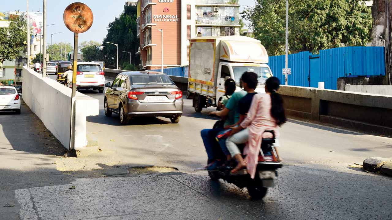 Captain Vinayak Gore flyover near Vile Parle rly station. File Pic/Nimesh Dave
