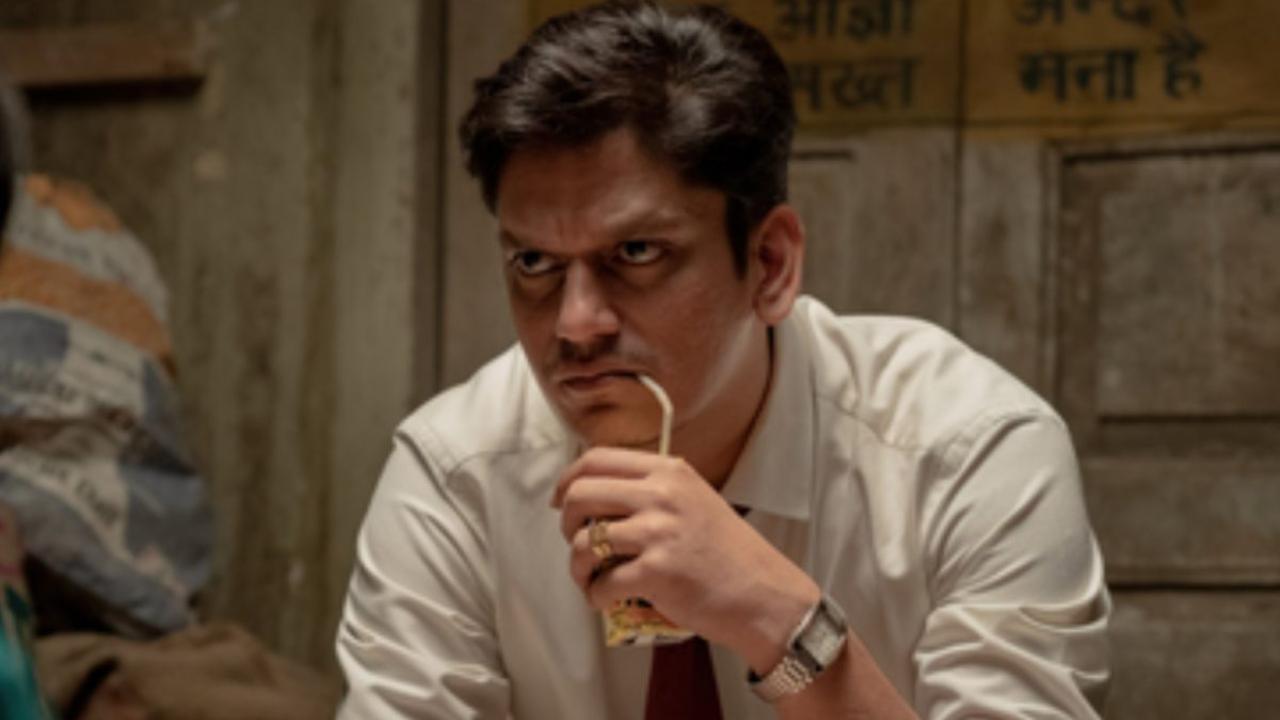 Hamza – Darlings (2022): Vijay Varma as Hamza in Darlings was cruel, brutal, and everything harsh, yet he left a crystal clear image of his impactful performance on our minds. Without a doubt, we hated his character to the core and yet watched him attentively on the screens. It was Vijay Varma’s talent as an actor that made us angry at Hamza even more.
 
