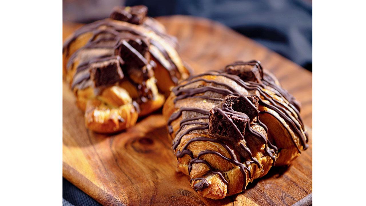 Walnut praline croissant 