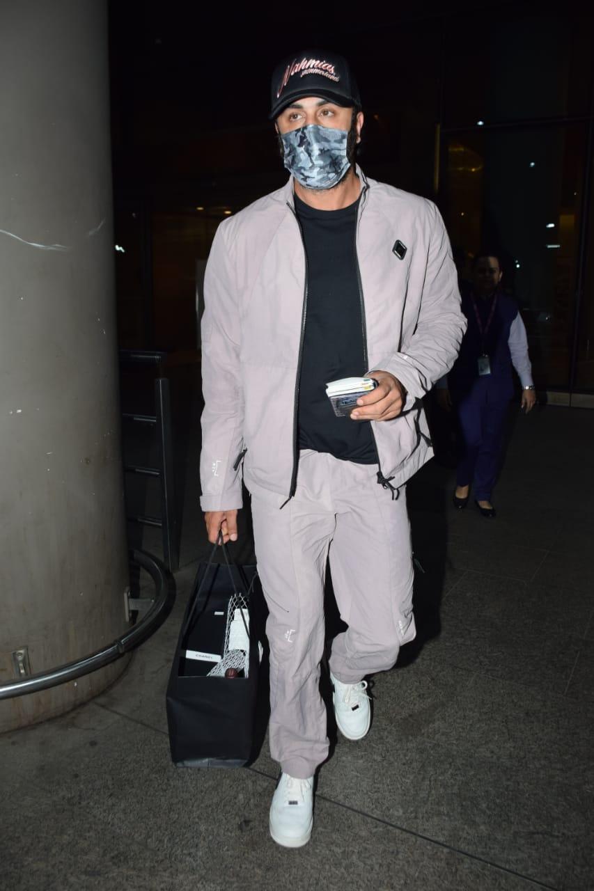 Post Diwali With Ranbir Singh, Alia Bhatt Adds A Chic Rs 1.8 Lakh Gucci Bag  To Her Ethnic Travel Look In A White Salwar Suit