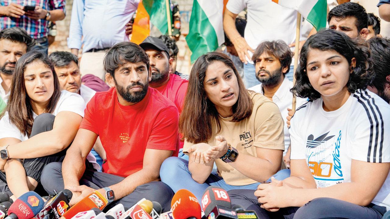 Congress politicians join wrestlers in protest