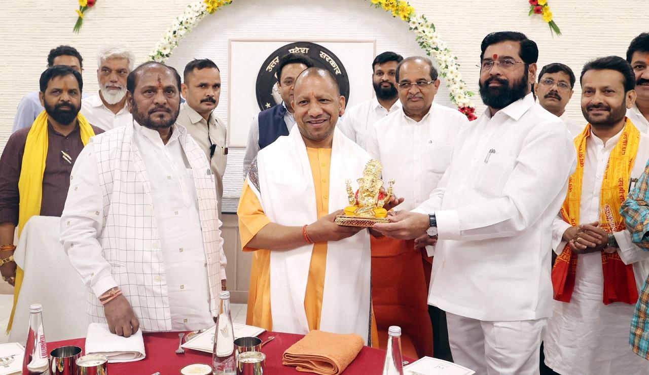 Adityanath also hosted a dinner in honour of the Maharashtra chief minister and his entourage