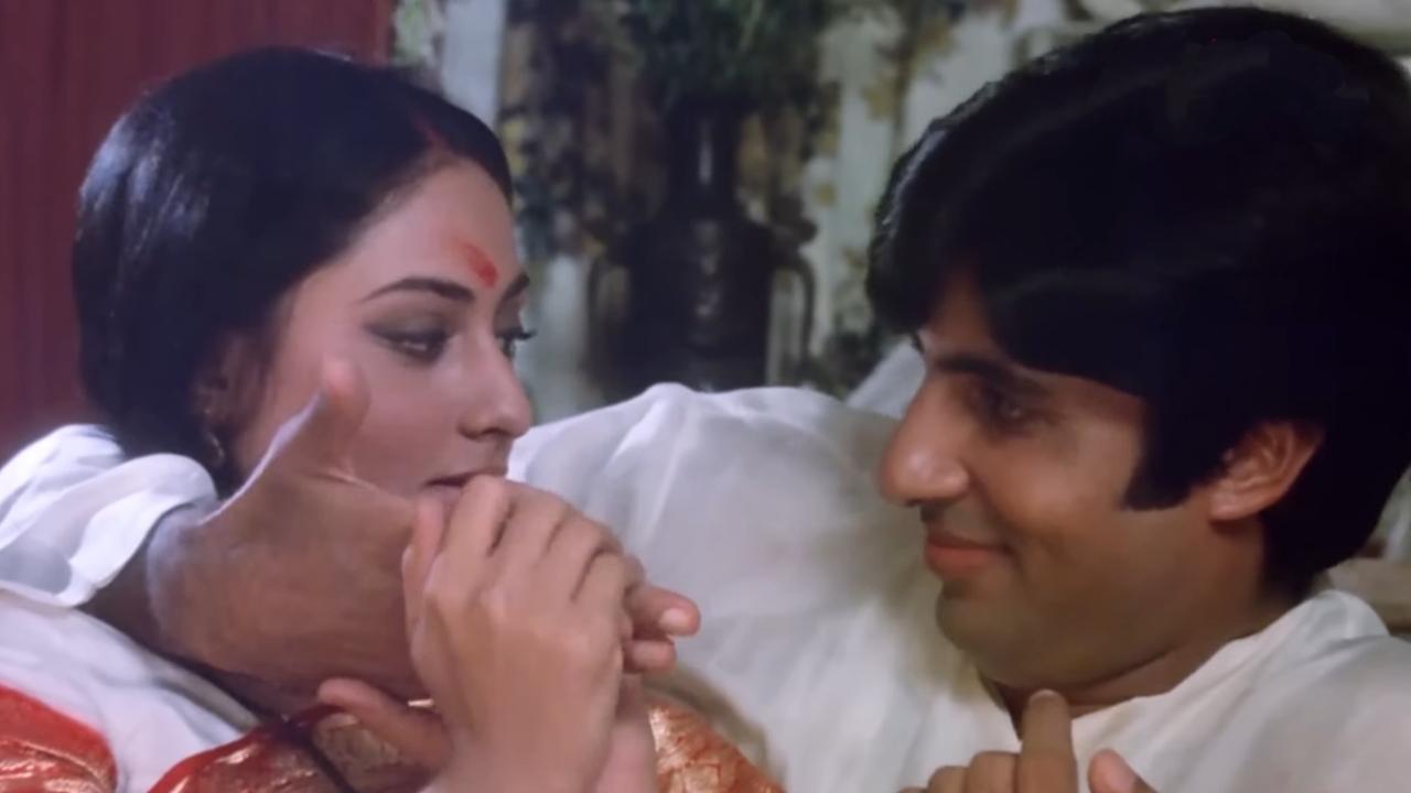 Abhimaan (1973)Directed by Hrishikesh Mukherjee, this movie is considered one of the milestones in the career of the Amitabh-Jaya pairing. Known for its evergreen music, this movie shows the conjugal tension which stems from show business. Amitabh, Jaya, Govardhan Asrani, Bindu Desai acted in the movie.
 