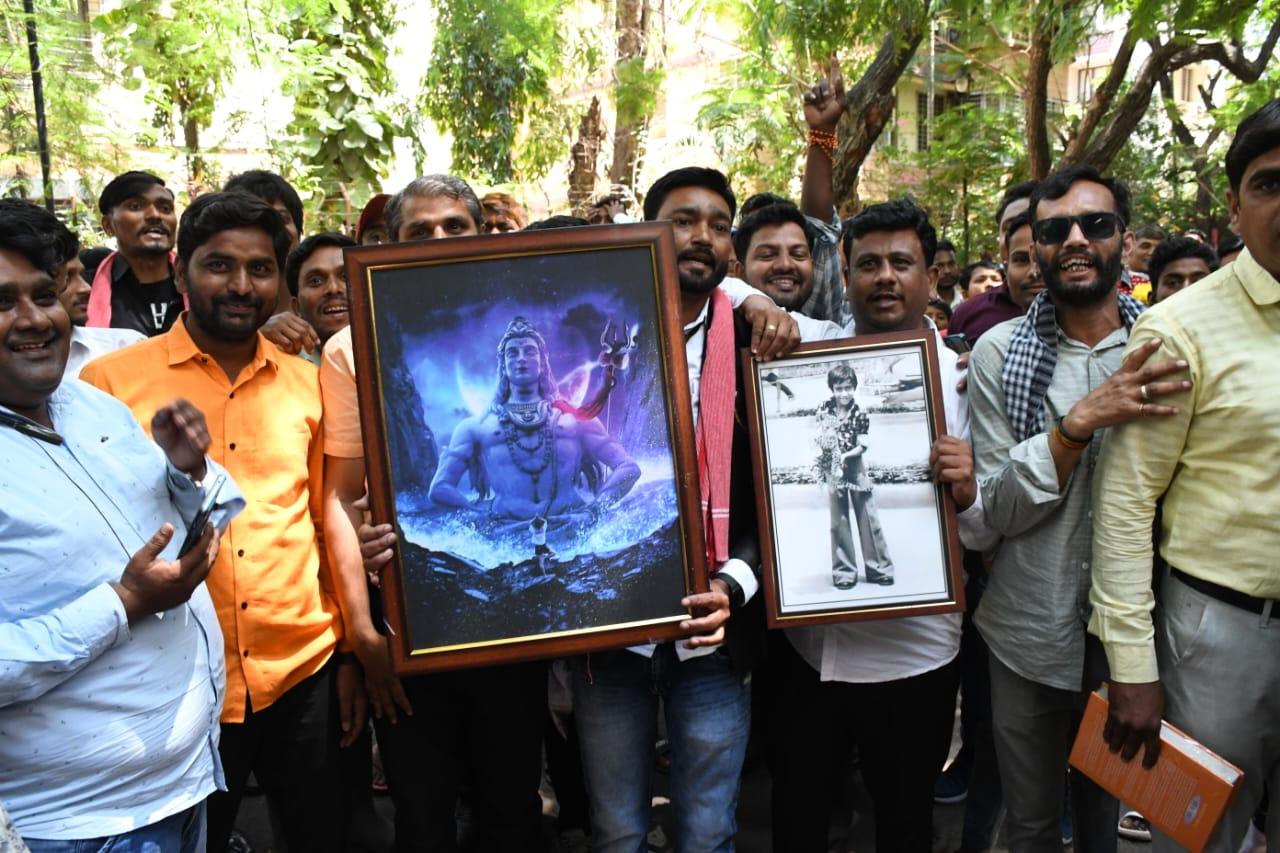 Fans can be seen standing outside Ajay's house, bestowing him with a picture of Lord Shiva for his latest release and a childhood picture of him. (Pic/ Yogen Shah)