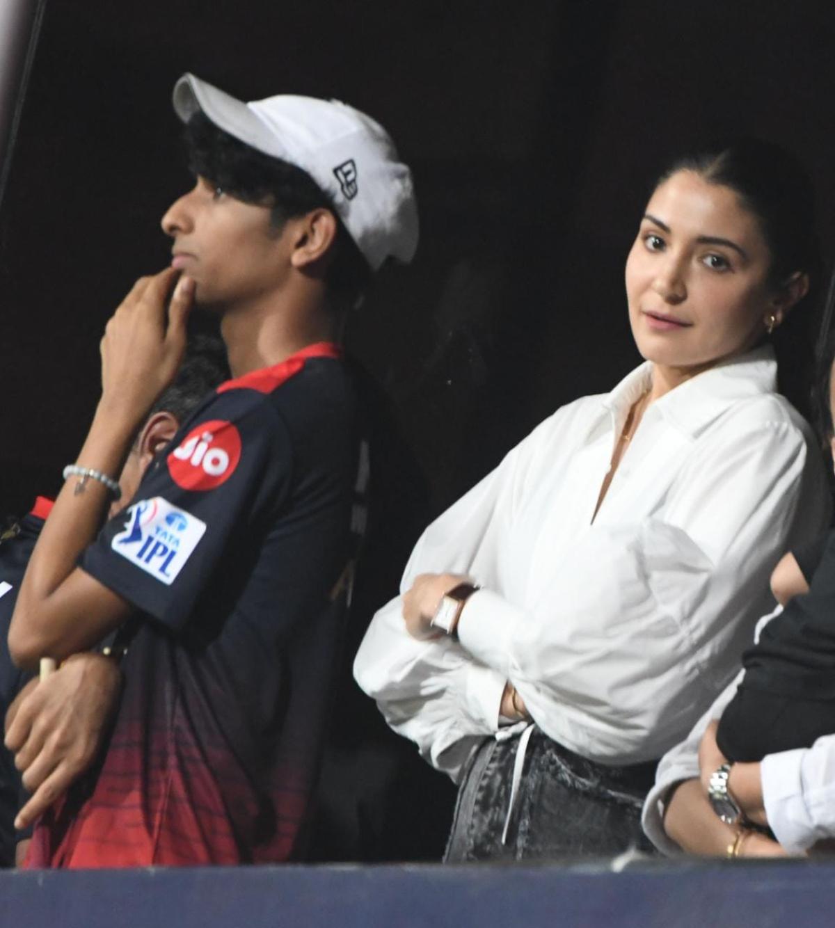 Dressed in a chic crop shirt with dramatic sleeves and black denim, Anushka looked happy when Virat scored a smashing 61 runs against Super Giants, which included four boundaries and many sixes. While RCB lost against LSG, the photos of Anushka cheering and supporting her husband from the stands are winning the hearts of netizens. 