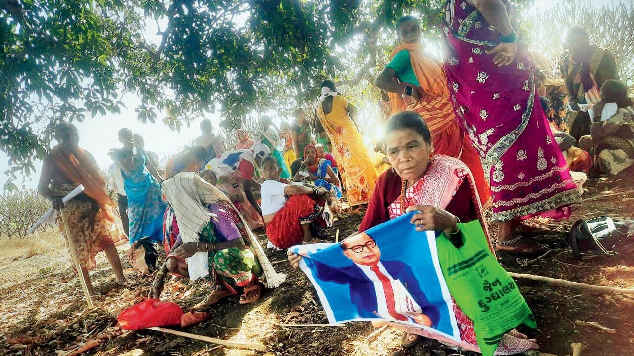 Protesters, police clash in Barsu; netas spar in Mumbai
