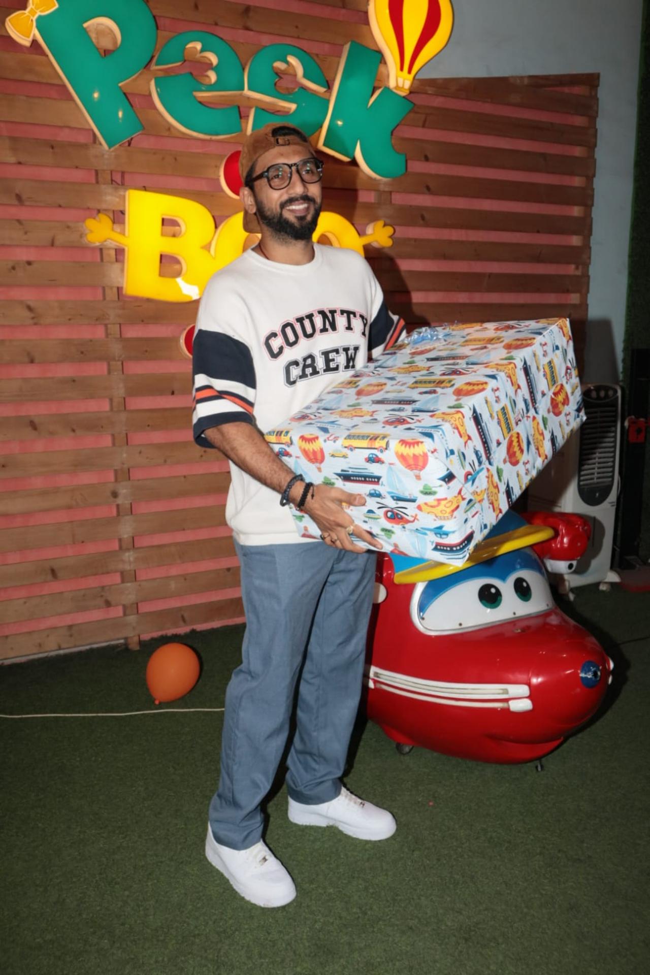 Bollywood dancer Punit Pathak was seen carrying a grand gift for Laksh at the party.