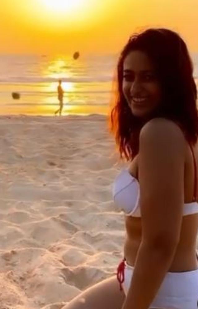 Ileana D`cruz beach outfits