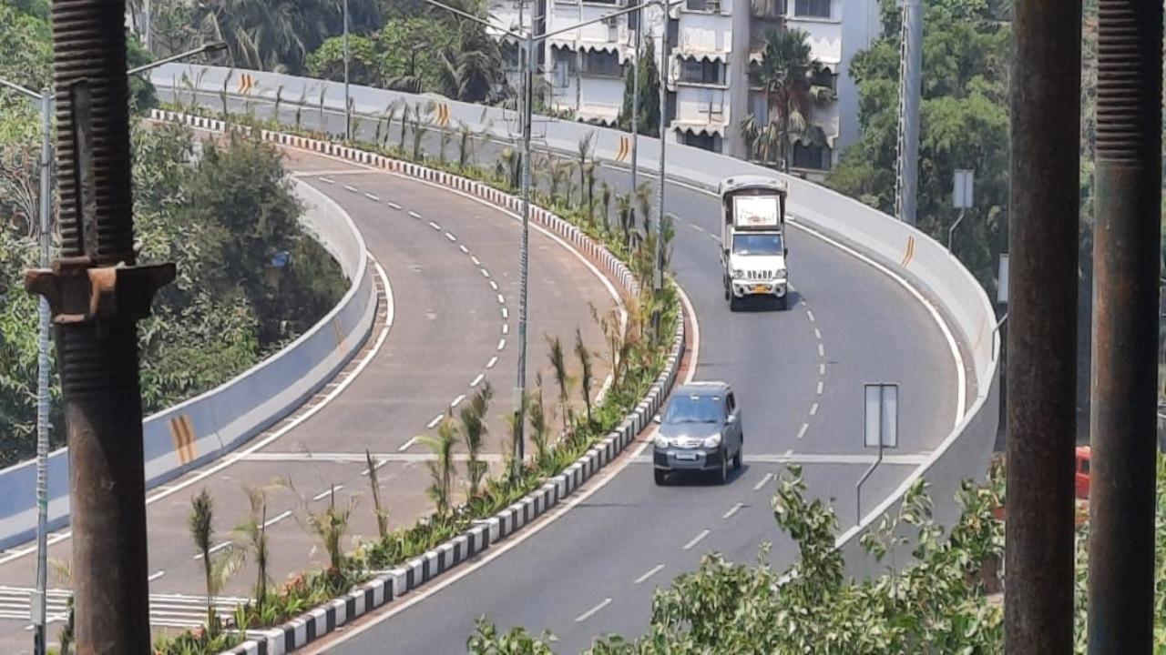 On Monday, commuters were seen driving through on the link road. They alleged that MMRDA is holding off the openings because they are waiting for time from ministers in the state government. Photo/Pradeep Dhivar
