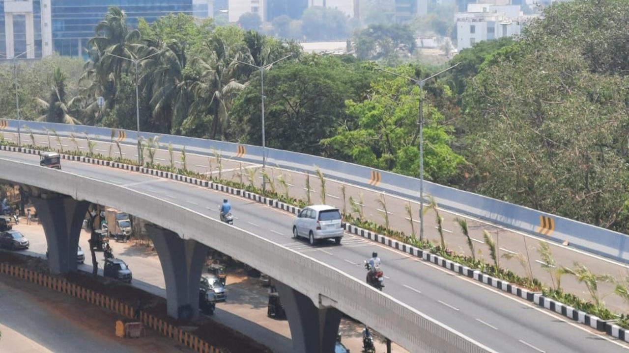 The 1,235-metre long and 8.5-metre wide, two-lane bridge will help motorists avoid the traffic jam at Chheda Nagar. The Kapadia Nagar to forensic laboratory elevated road on SCLR is 1.906-km long with four lanes and the forensic laboratory to Vakola nullah elevated road is 1.125-km long with two lanes. Photo/Pradeep Dhivar