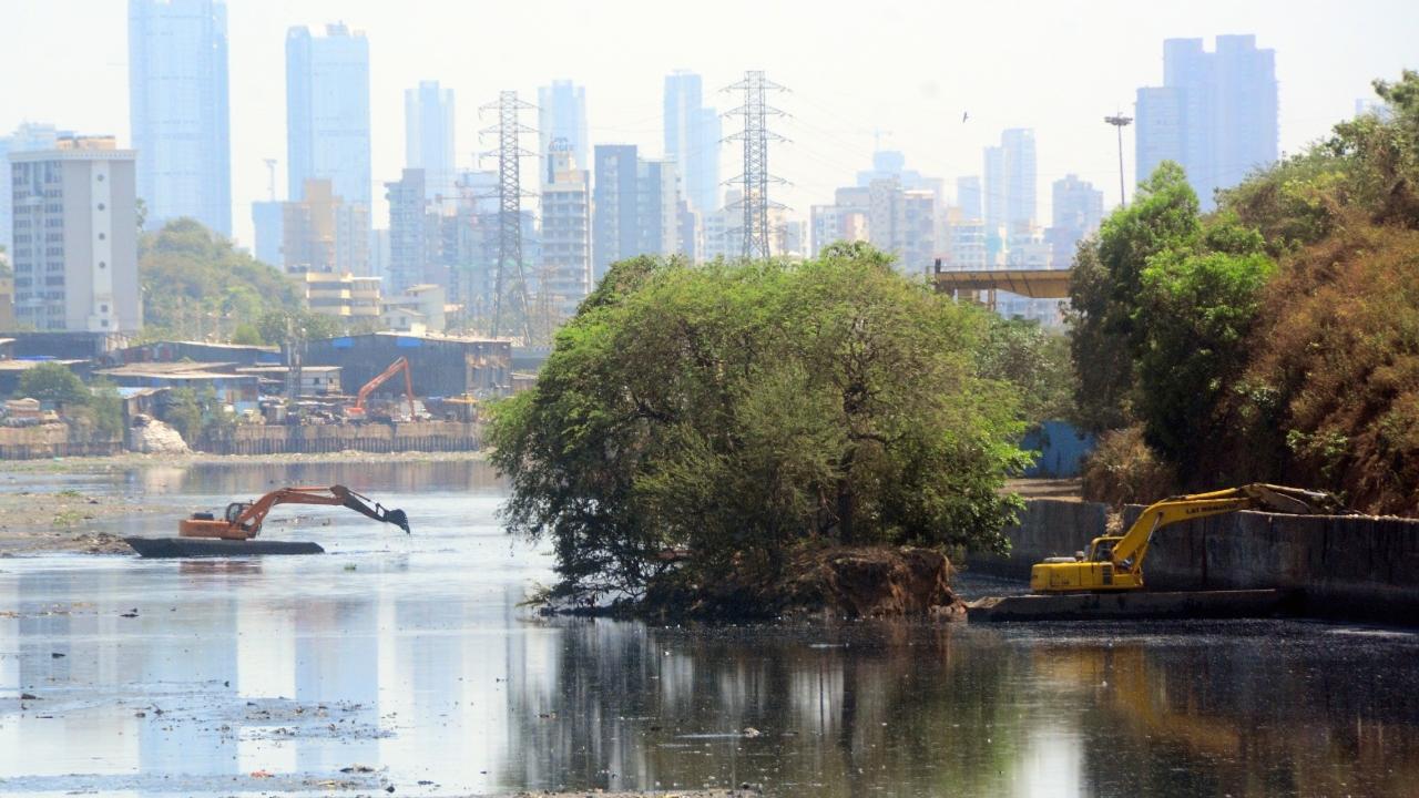 Meanwhile, the Indian Meteorological Department (IMD) on Sunday said that light to moderate spells of rain is very likely to occur at isolated places in the districts of Mumbai, Thane and Palghar
