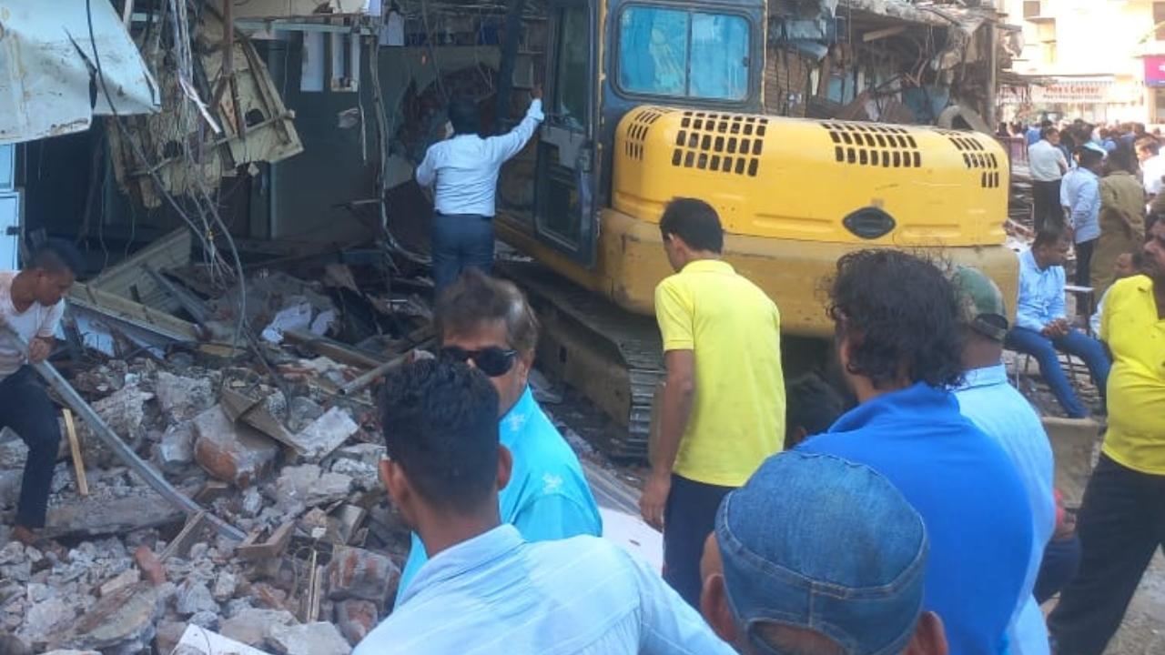 IN PHOTOS: BMC bulldozes 19 shops near Malad railway station