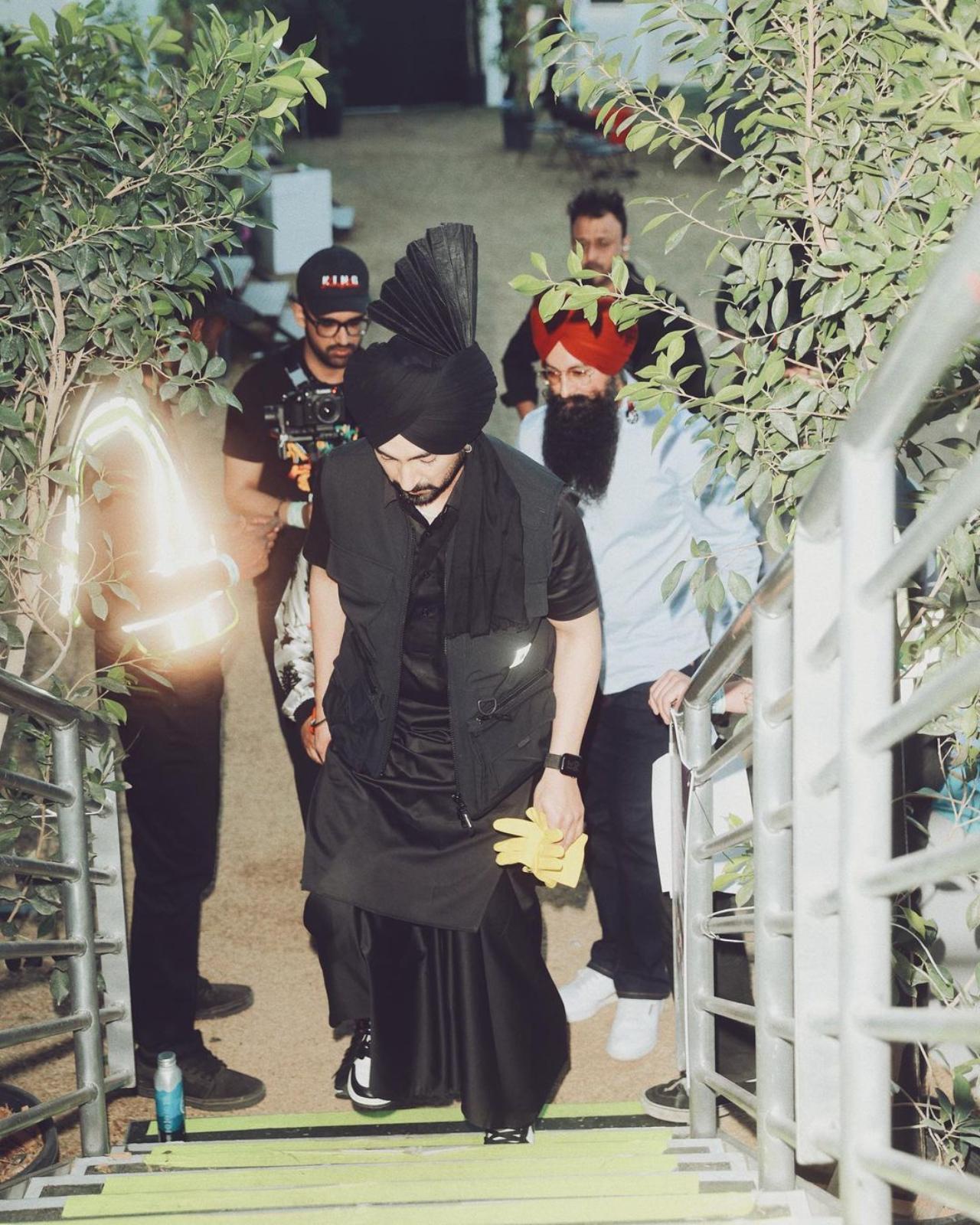 Dressed in an all-black traditional Punjabi attire paired with sneakers, Dosanjh prayed before entering the stage and was welcomed with huge cheer from the fans amid fireworks