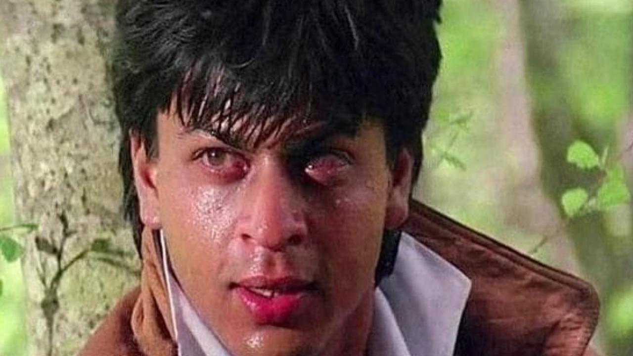 Rahul – Darr (1993): Rahul from Darr was a negative character carried with such perfection. With this film, SRK established himself as an actor. Even after all his brilliant roles, Rahul from Darr is something we can never forget. His performance was mind-blowing and set a benchmark for all villains to be written in Indian cinema.
 