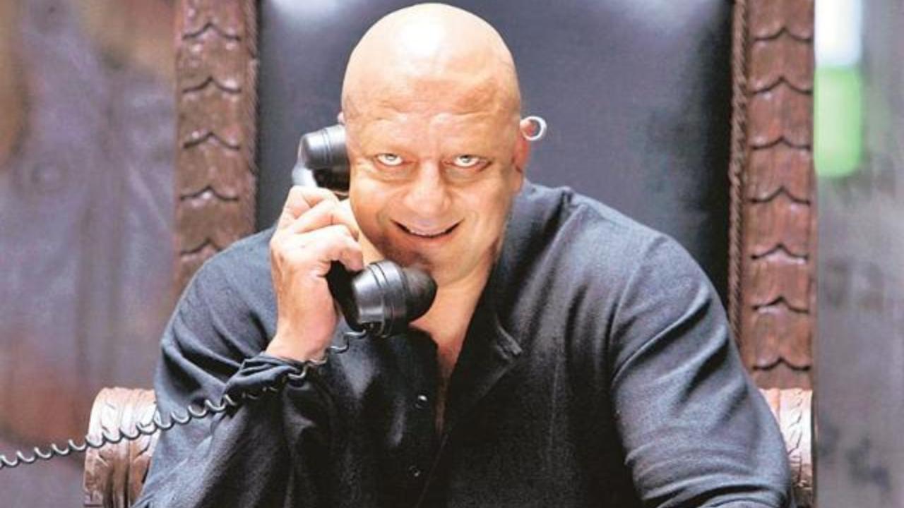 Kancha – Agneepath (2012): Sanjay Dutt's bald look, puffy eyes, and the scariest wicked smile ever were everything a villain ever needed. His excellent performance and perfectly curated look made us love him, and how. A real villain with a real motive, something that gave much more meaning to the whole film.
 