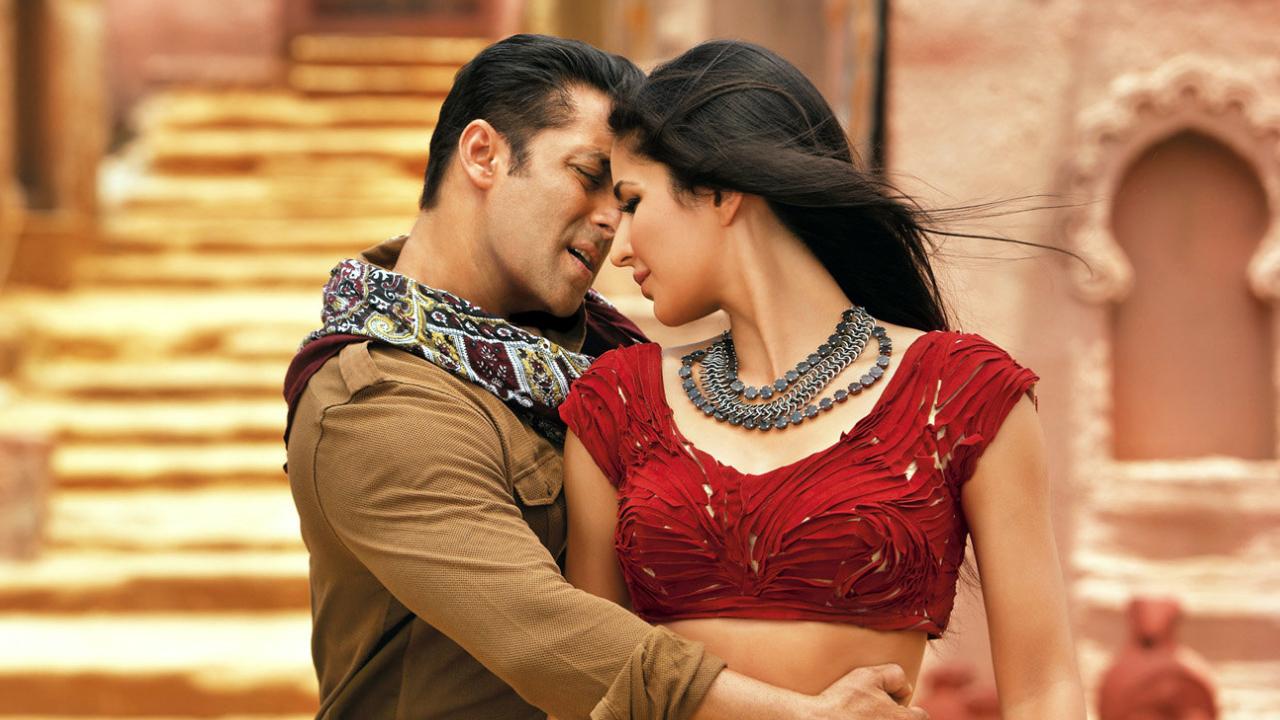 Ek Tha Tiger (2012)
'Ek Tha Tiger' is a spy thriller movie in which Salman Khan plays the role of Tiger, an Indian spy on a mission in Ireland. The movie follows Tiger's efforts to complete his mission while falling in love with a Pakistani spy named Zoya, played by Katrina Kaif and directed by Kabir Khan. The film was released on August 15, 2012, and its worldwide gross collection was 308.31 cr.
 