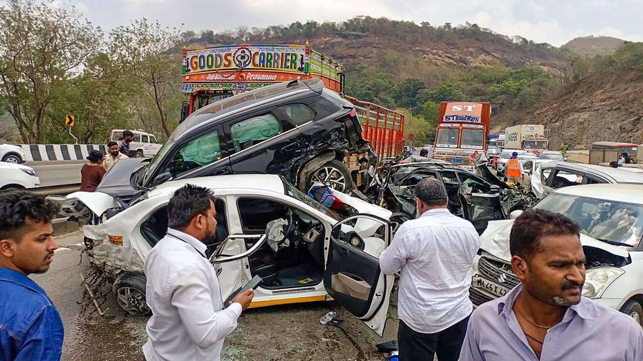 Collision of vehicles on Mumbai-Pune Expressway, six injured image photo