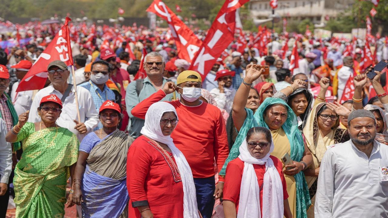 Workers, farmers descend at Ramleela Maidan to decry BJP-led central govt's policies