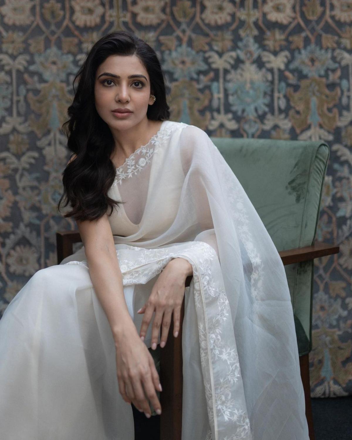 On the day of the trailer launch of 'Shaakuntalam', Samatha Ruth Prabu looked like a vision when she arrived wearing a simple, yet elegant bright white cotton saree. To give a modern spin to her traditional saree look, the actor wore a light beige crop-top-like blouse with a plunging v-shape neckline. The beautiful actor accessorised her saree look with nothing but a diamond-studded ear cuff and mini gold studs. The South beauty who kept her hair open with soft curls looked beamed with her inner beauty as she rocked a no-make-up look with her white saree. 