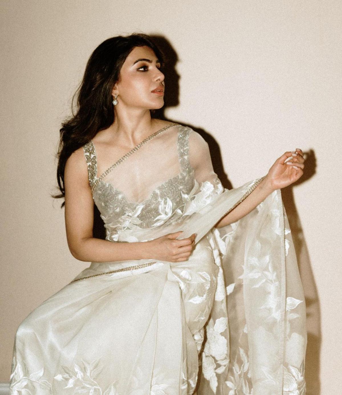 Draped in a dreamy off-white saree, our beloved South beauty is a vision to behold as she elegantly poses for a photo. To add a dash of glamour, the actor opted for an embellished blouse with intricate floral patterns. While her saree had aesthetic floral embroidery, the border of her saree which was beautifully designed with gold diamonds was worked like magic and made the star look even more magical and mesmerising.