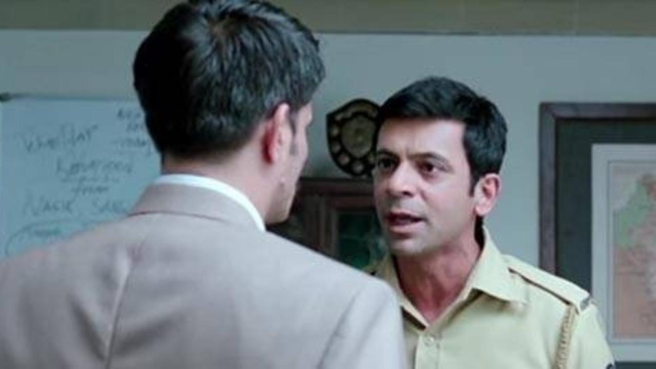 CONSTABLE SADHURAM - GABBAR IS BACK
Sunil Grover plays police constable Sadhuram in the popular film Gabbar Is Back. The film revolves around a grief-stricken man who takes the law into his own hands to bring justice to people who have lost their lives due to the mistakes of public servants. He does this because he has lost a loved one due to the mistake of a corrupt public servant. While Sadhuram goes against the orders of his boss to find Gabbar in the film, we cannot stop gazing at our screens. The actor once again surprises us by mastering a negative role.
 